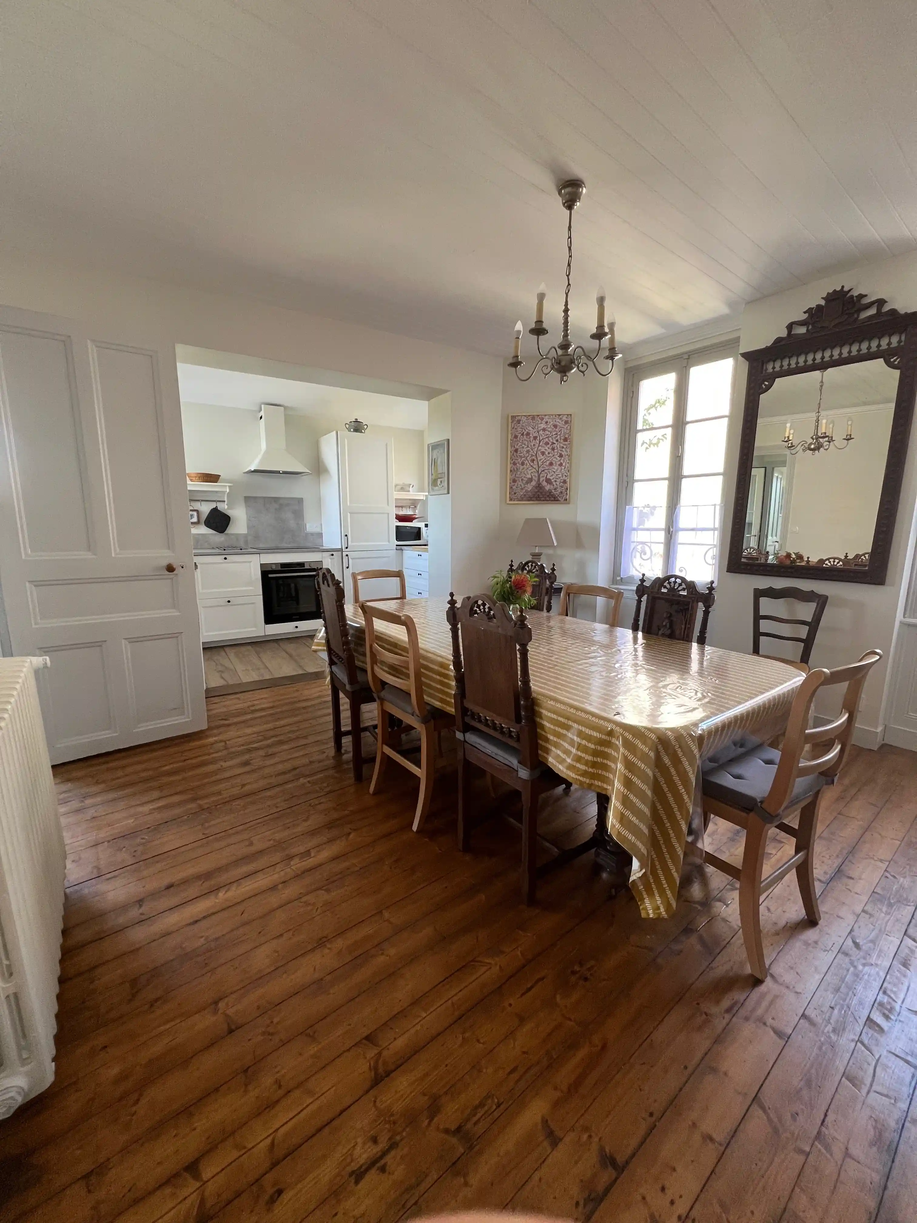 Salle à manger avec grande table bretonne — Ty Ar Vorlenn Port-Louis