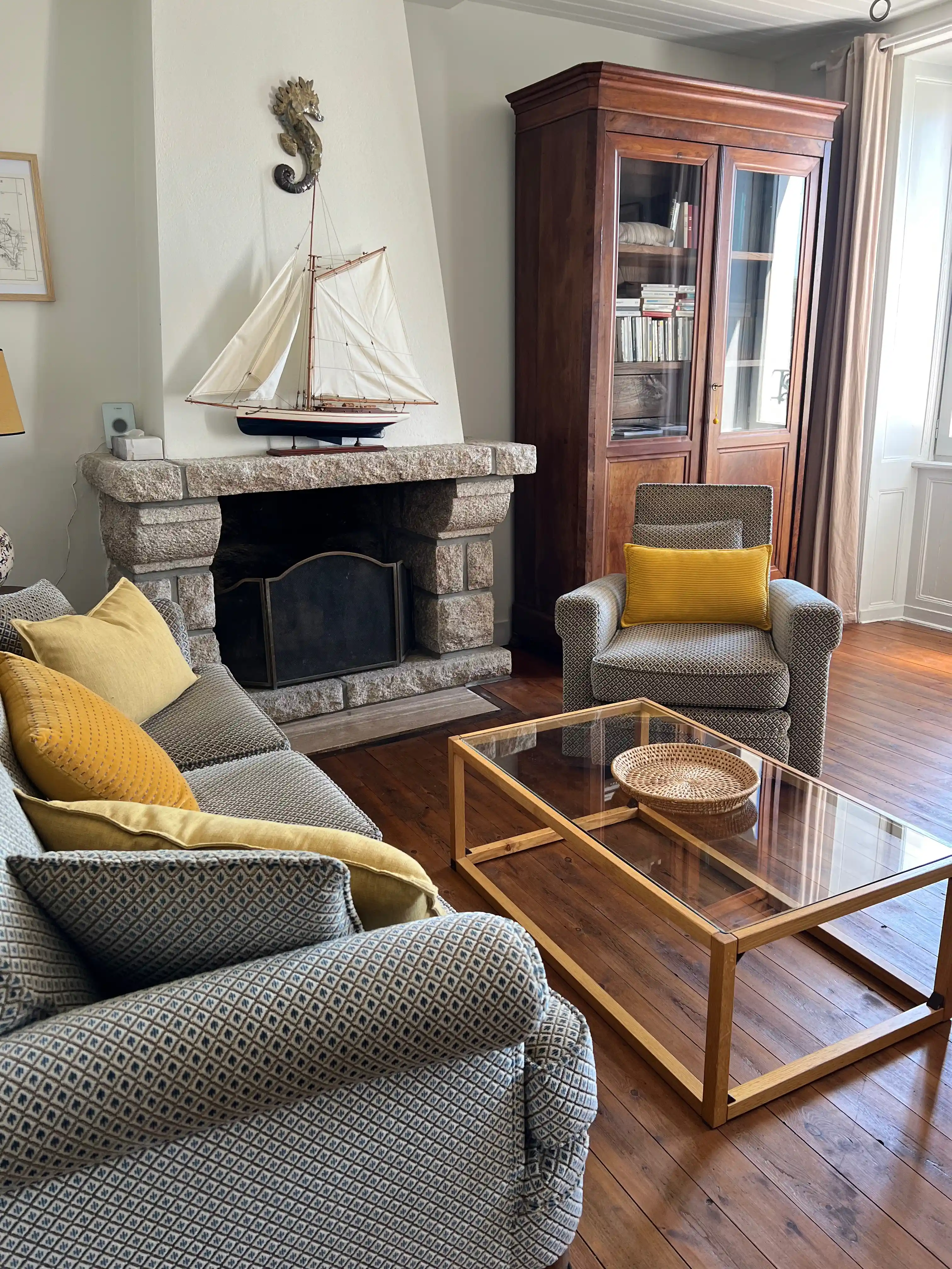 Salon avec vue mer et cheminée — Ty Ar Vorlenn Port-Louis Morbihan